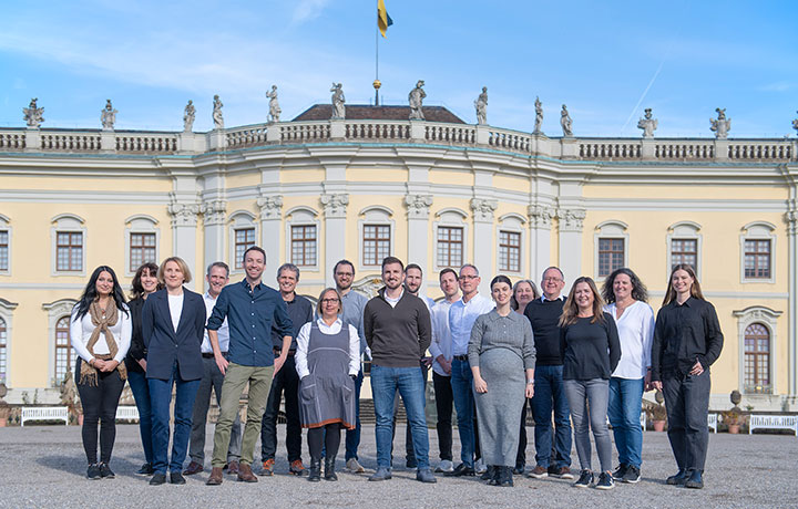 Teambild vor dem Schloss